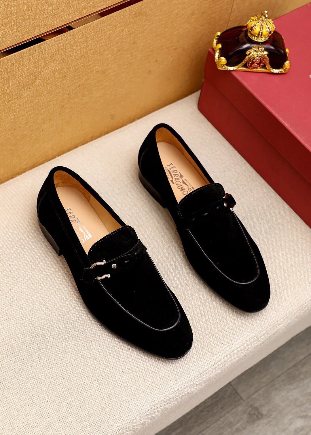 Men's shoes 💰460 💐 Product trademark: Ferragamo "Ferragamo" casual leather shoes Regular size: 38-44 (45.46.47🉑️Customized) Product materials: Selected imported first-layer frosted calfskin upper + luxury hardware buckle, imported water-dyed cow leather lining. Strong three-dimensional visual effect, original outsole color: 2 colors available